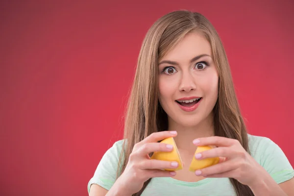 Ragazza con metà di limone — Foto Stock