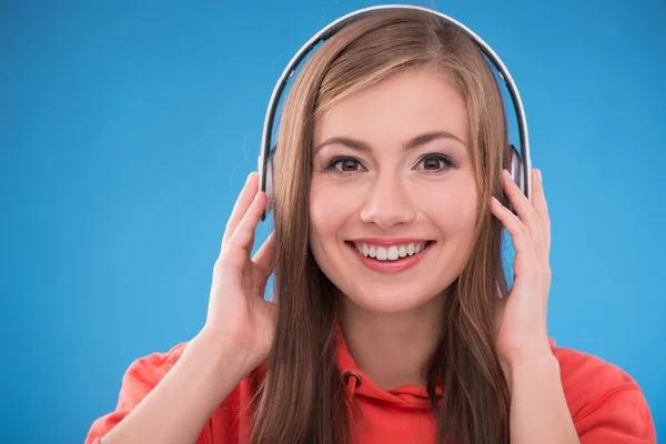 Menina com fones de ouvido — Fotografia de Stock