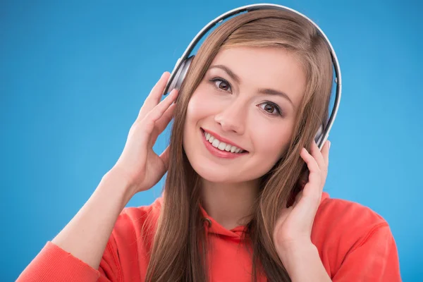 Menina com fones de ouvido — Fotografia de Stock