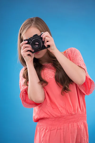 Flicka med fotokamera — Stockfoto