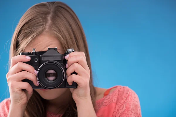 Menina com câmera de foto — Fotografia de Stock