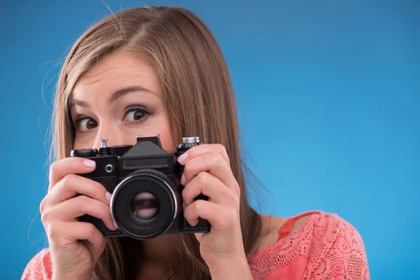 Flicka med fotokamera — Stockfoto