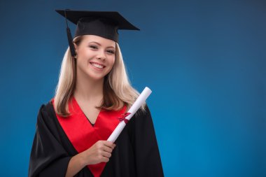 Öğrenci kız kağıt bohça ile