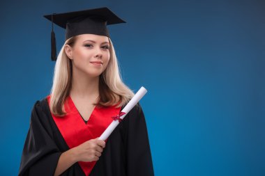 Öğrenci kız kağıt bohça ile