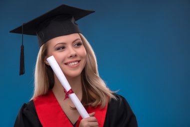 Bohça-in kağıt tutan öğrenci kız