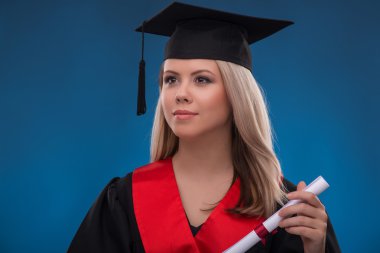 Bohça-in kağıt tutan öğrenci kız