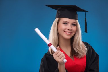 Bohça-in kağıt tutan öğrenci kız