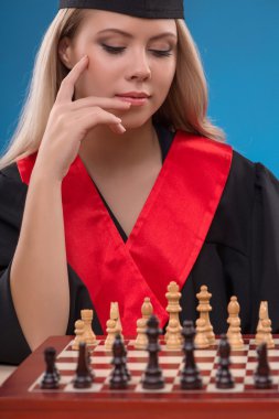 Öğrenci kız satranç oynamaktan