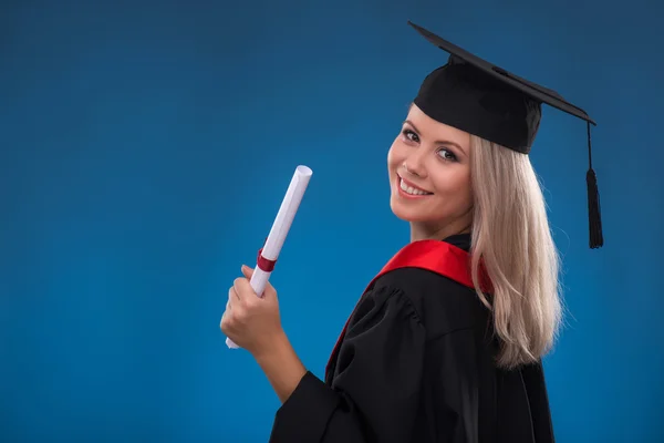 Estudante menina segurando pacote de folha de papel — Fotografia de Stock