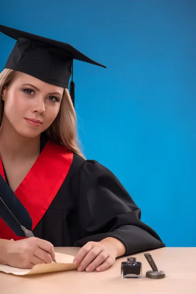 Student tjej skriva med bläck och fjäder — Stockfoto