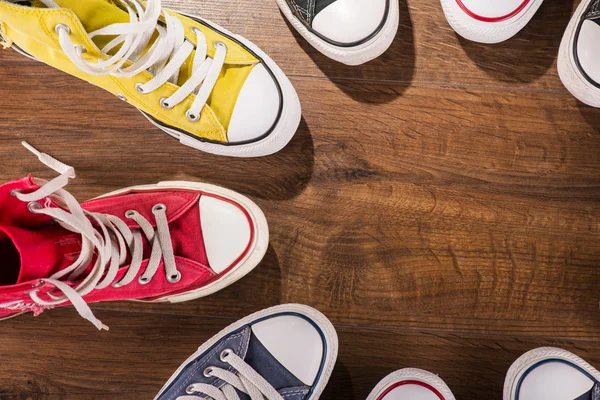 Pantofi multicolori de sport pentru tineret pe podea — Fotografie, imagine de stoc