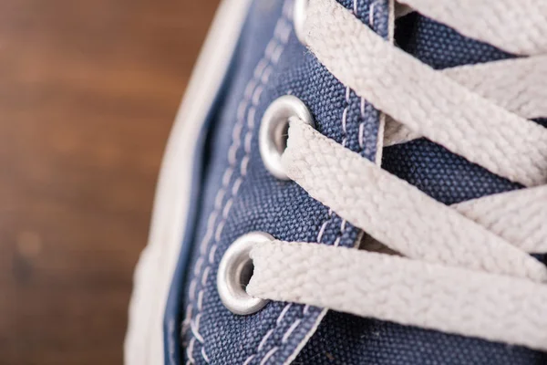 Zapatos de gimnasio juveniles multicolores en el suelo — Foto de Stock