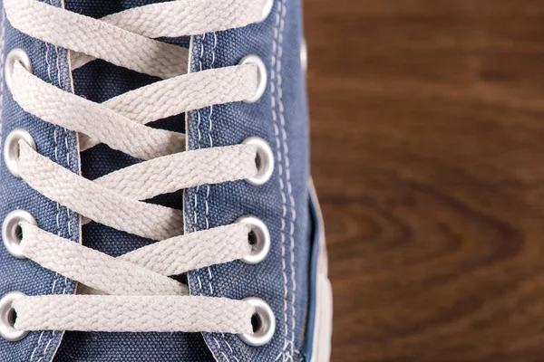 Sapatos de ginástica jovens multicoloridos no chão — Fotografia de Stock