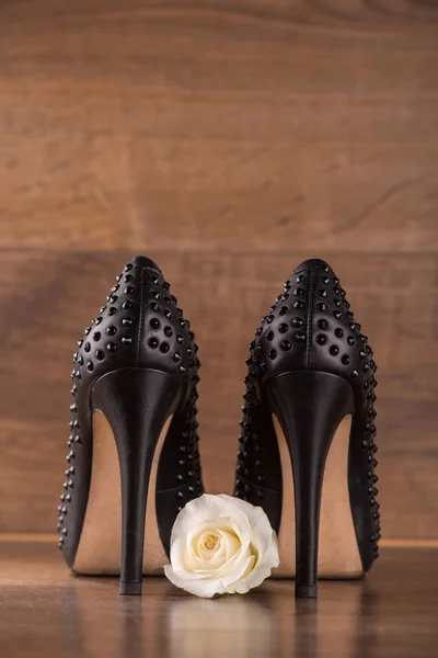A padló fekete lakkbőr cipő — Stock Fotó