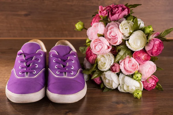 Zapatos de gimnasio juveniles multicolores en el suelo — Foto de Stock