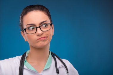 Gözlüklü kadın doktor