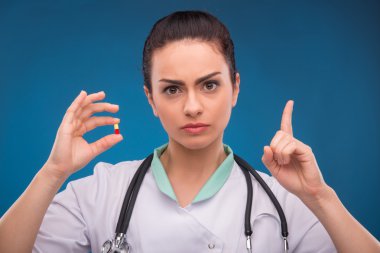 Kadın doktor holding hap