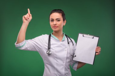 Kadın doktor kağıt ile