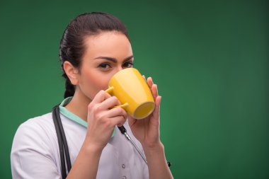 Kadın doktor ile sarı Kupası