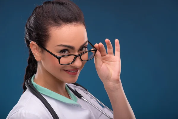 Doktor žena v brýlích — Stock fotografie