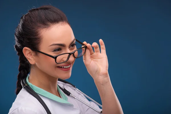 Vrouw doctor in de glazen — Stockfoto