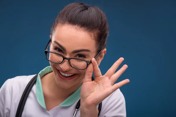 Vrouw doctor in de glazen — Stockfoto