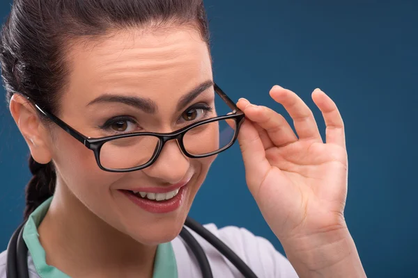 Vrouw doctor in de glazen — Stockfoto