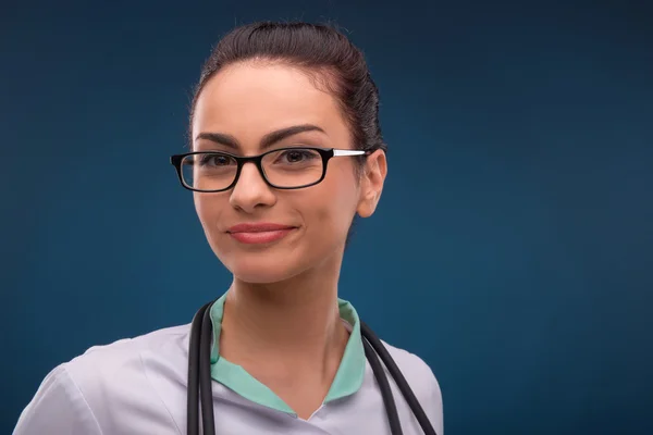 Dokter wanita berkacamata — Stok Foto