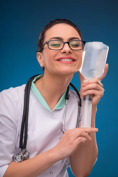 Mulher médico com conta-gotas — Fotografia de Stock