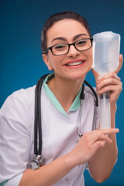 Mulher médico com conta-gotas — Fotografia de Stock