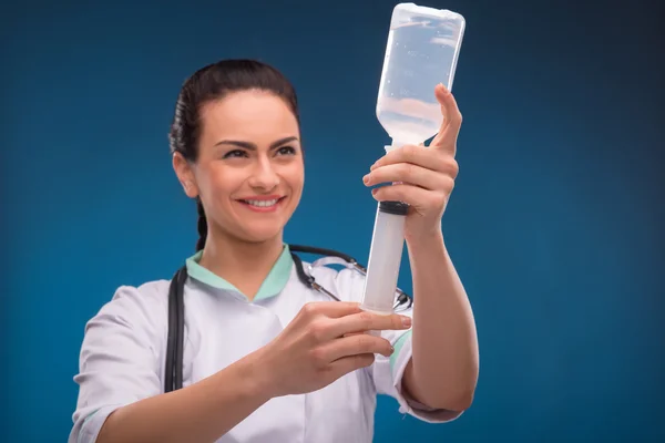 Mulher médico com conta-gotas — Fotografia de Stock