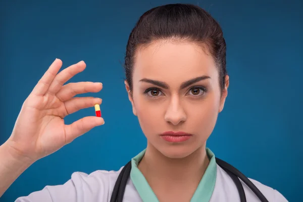 Mulher médico segurando pílula — Fotografia de Stock