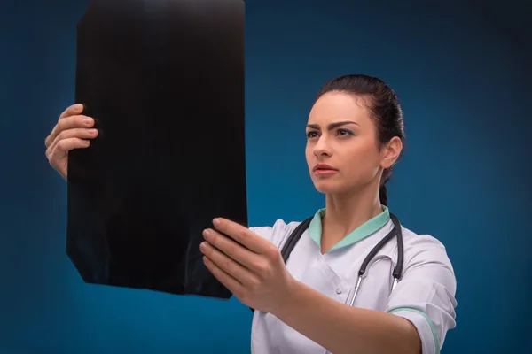 Woman doctor with radiograph photograph — Stock Photo, Image