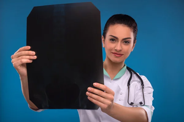 Woman doctor with radiograph photograph — Stock Photo, Image