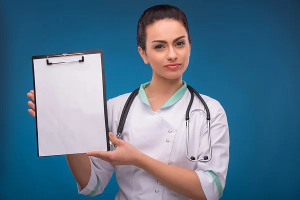 Femme médecin avec feuille de papier — Photo