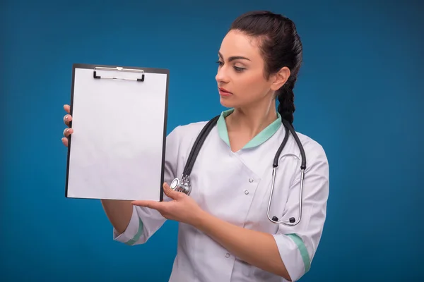 Medico donna con foglio di carta — Foto Stock