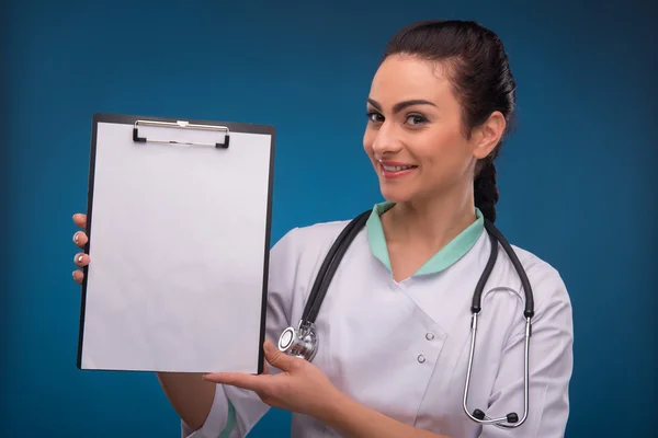 Femme médecin avec feuille de papier — Photo