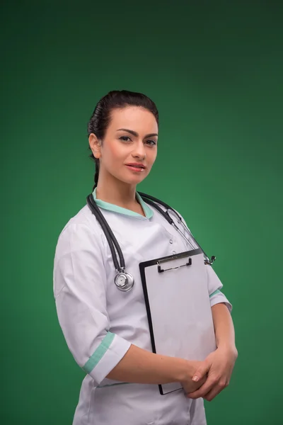 Kvinna läkare med papper — Stockfoto