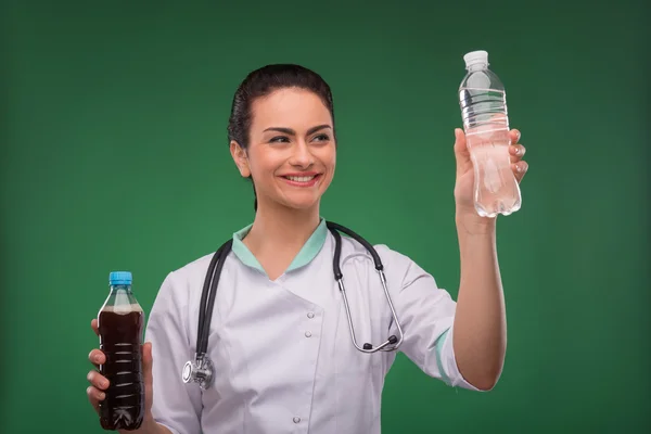 Mujer doctora con botella de agua mineral — Foto de Stock
