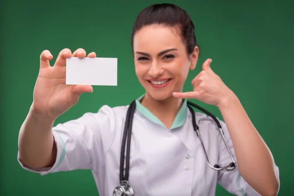 Woman doctor with blank card — Stock Photo, Image