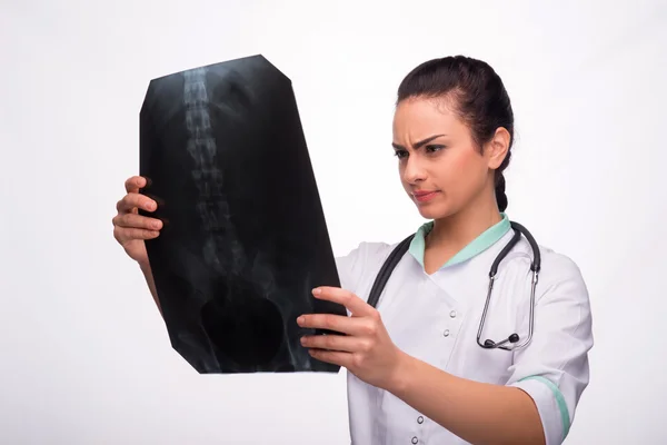 Doktor žena při pohledu na fotografii rentgenového snímku — Stock fotografie
