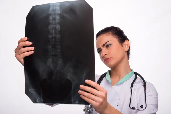 Doktor žena při pohledu na fotografii rentgenového snímku — Stock fotografie