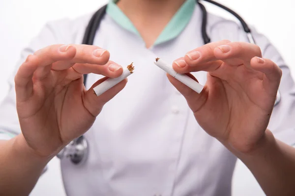 Mulher médico quebrar cigarro — Fotografia de Stock