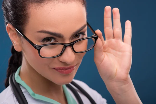 Mulher médico no fundo azul — Fotografia de Stock