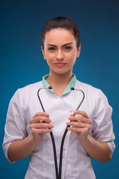 Женщина врач на синем фоне — стоковое фото