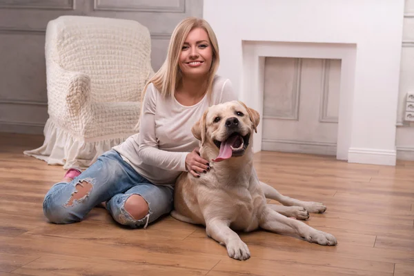 Bella ragazza bionda con Labrador Retriever — Foto Stock