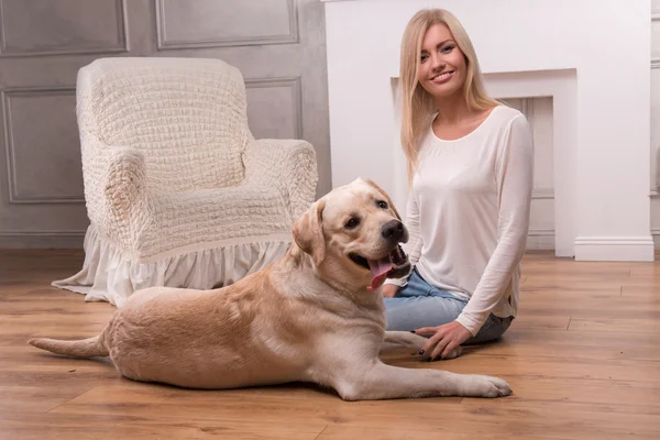 Menina loira bonita com Labrador Retriever — Fotografia de Stock