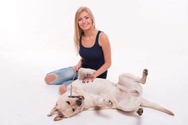 Labrador geri almak güzel sarışın kız