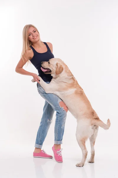 Prachtige blond meisje met Labrador Retriever — Stockfoto