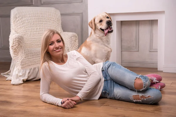 Menina loira bonita com Labrador Retriever — Fotografia de Stock